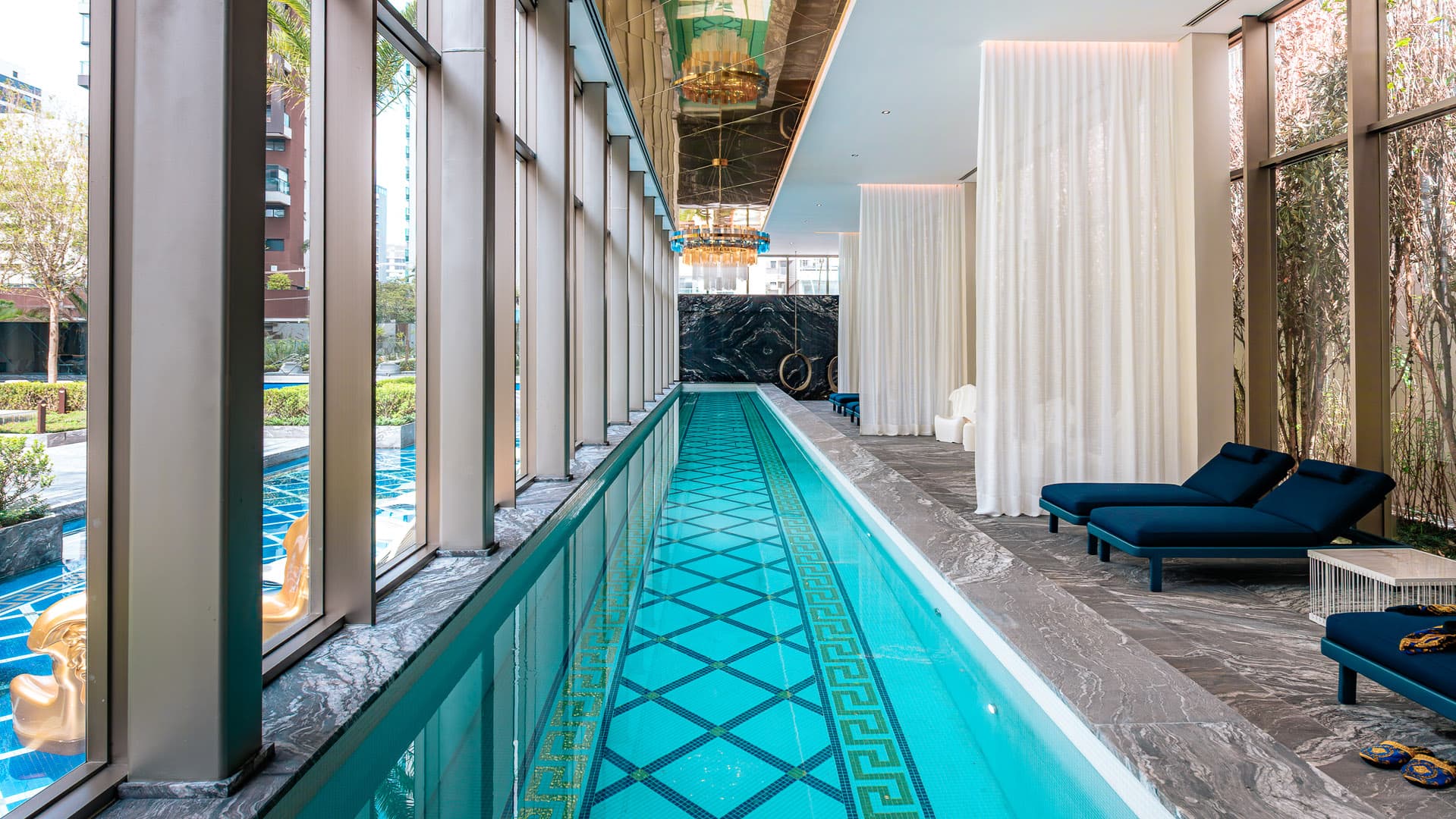 Foto da piscina coberta