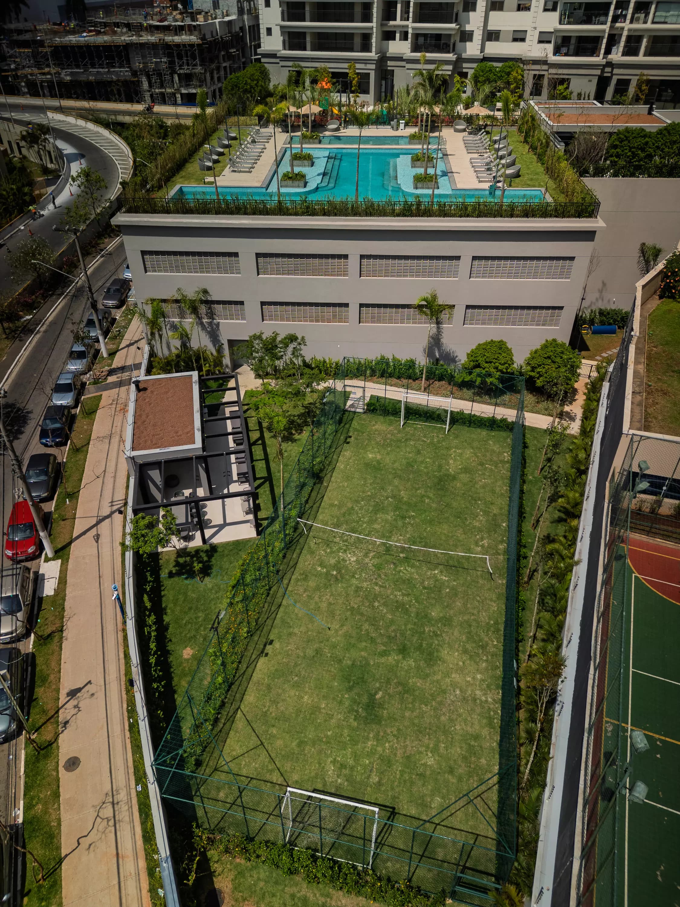 Foto do drone aéreo da quadra gramada